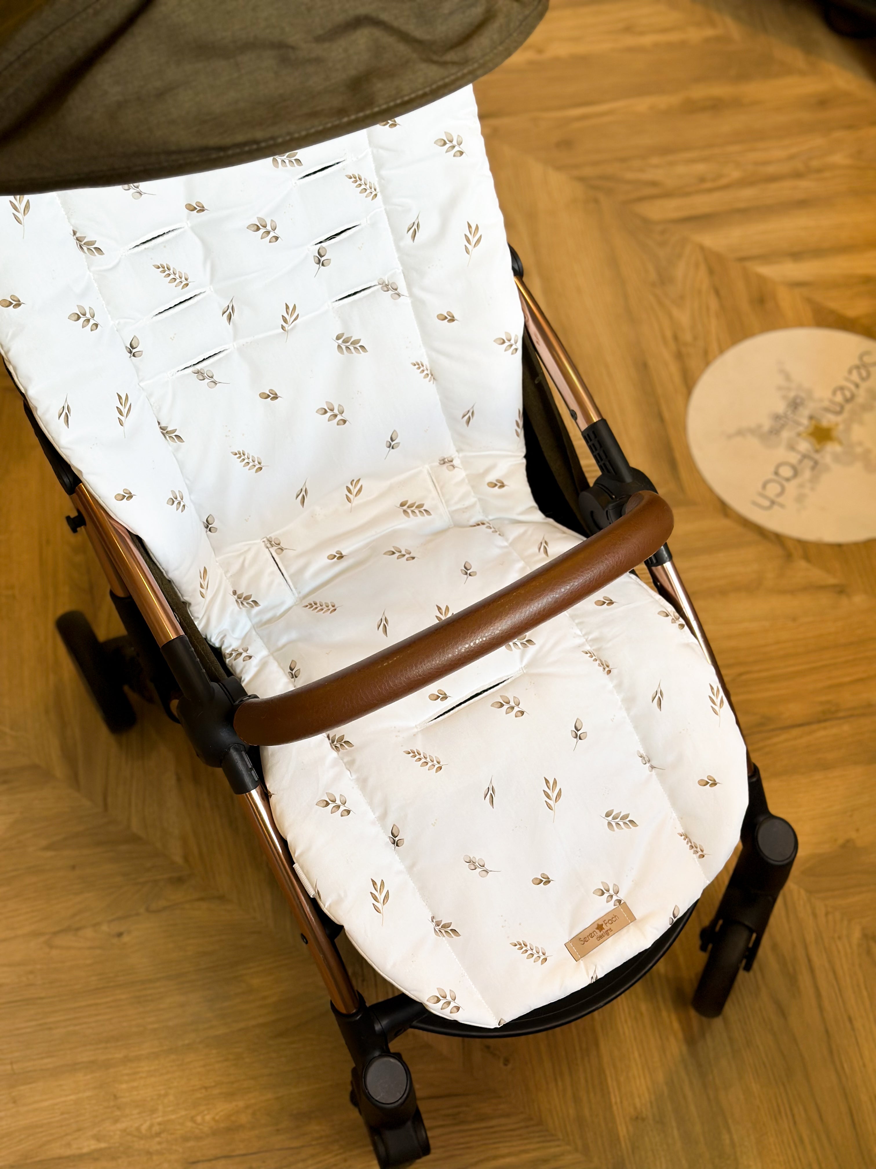 Minimal neutral leaf buggy liner