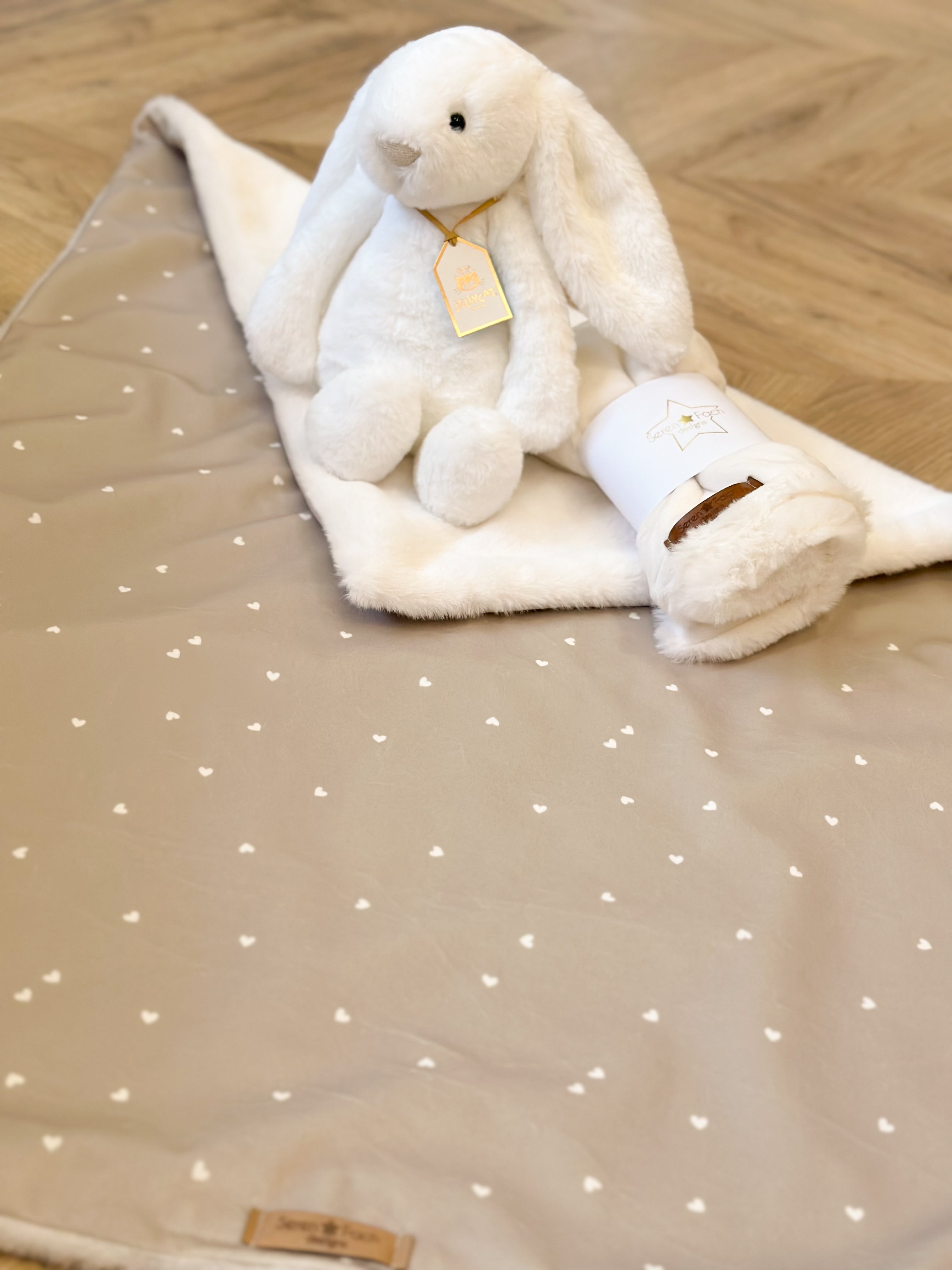 Dainty confetti hearts beige Blanket