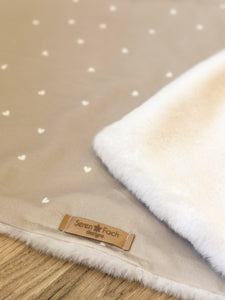 Dainty confetti hearts beige Blanket