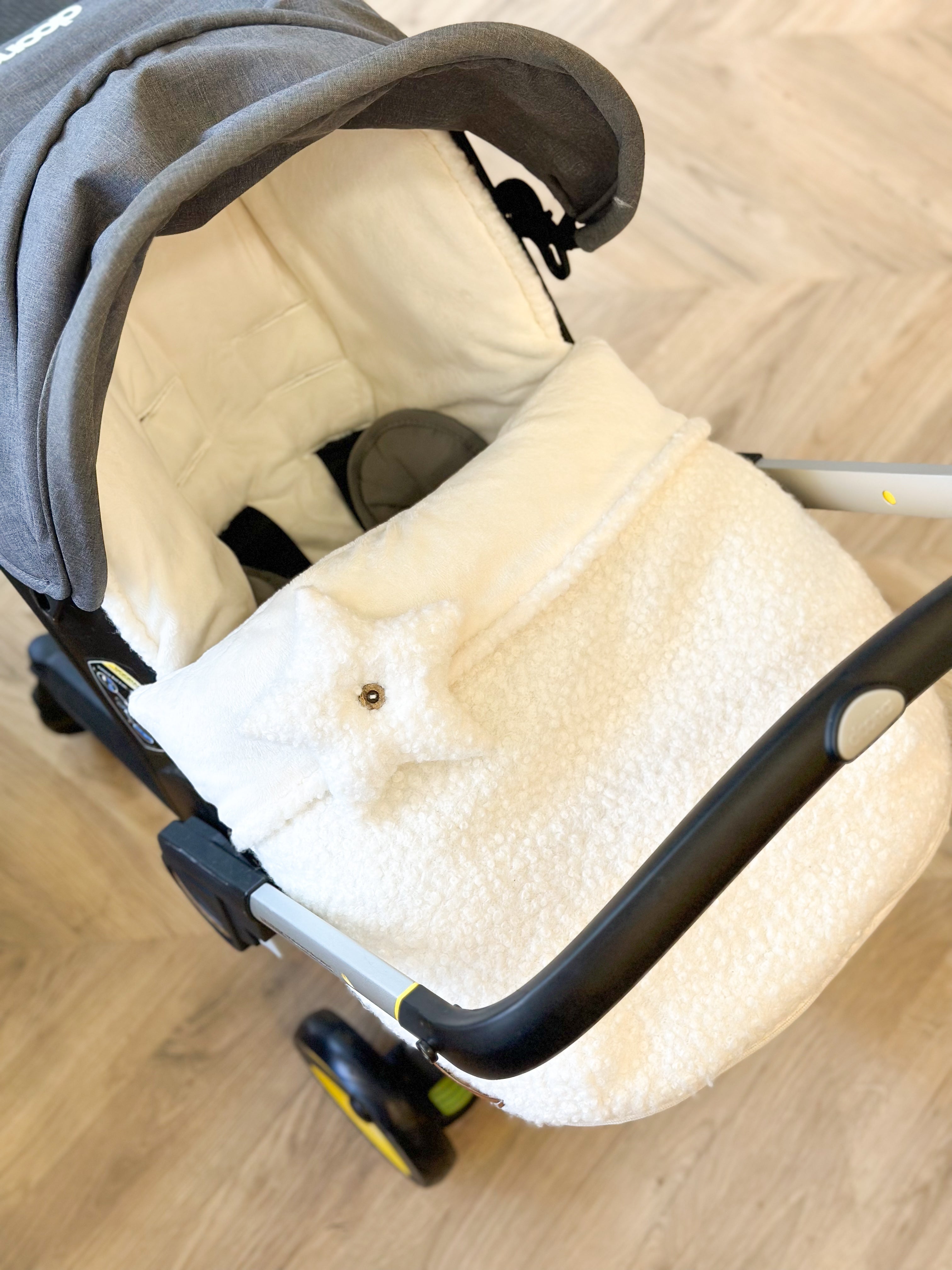 Doona ivory boucle Carseat cosytoes