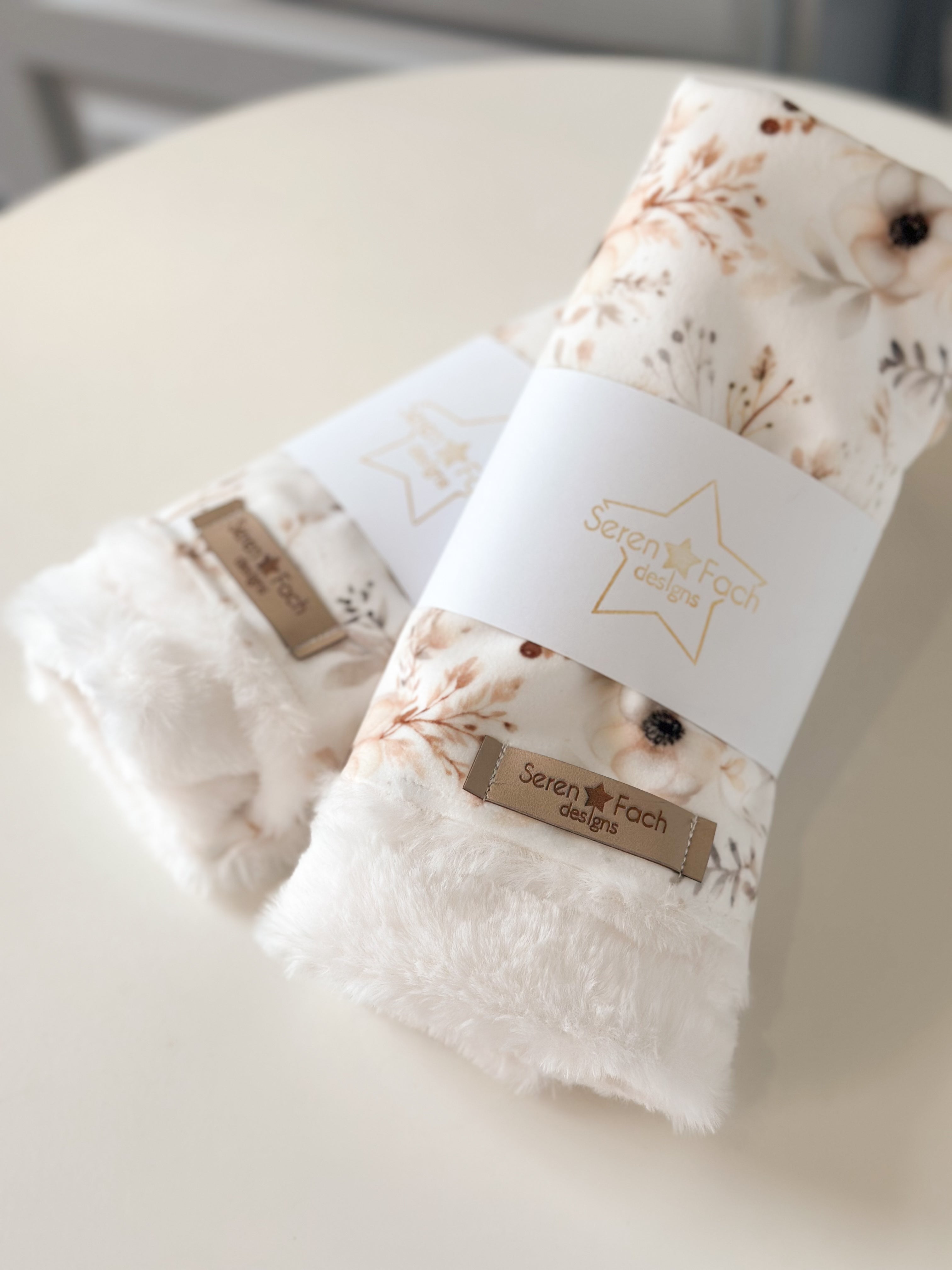 Neutral flower cuddle comforter