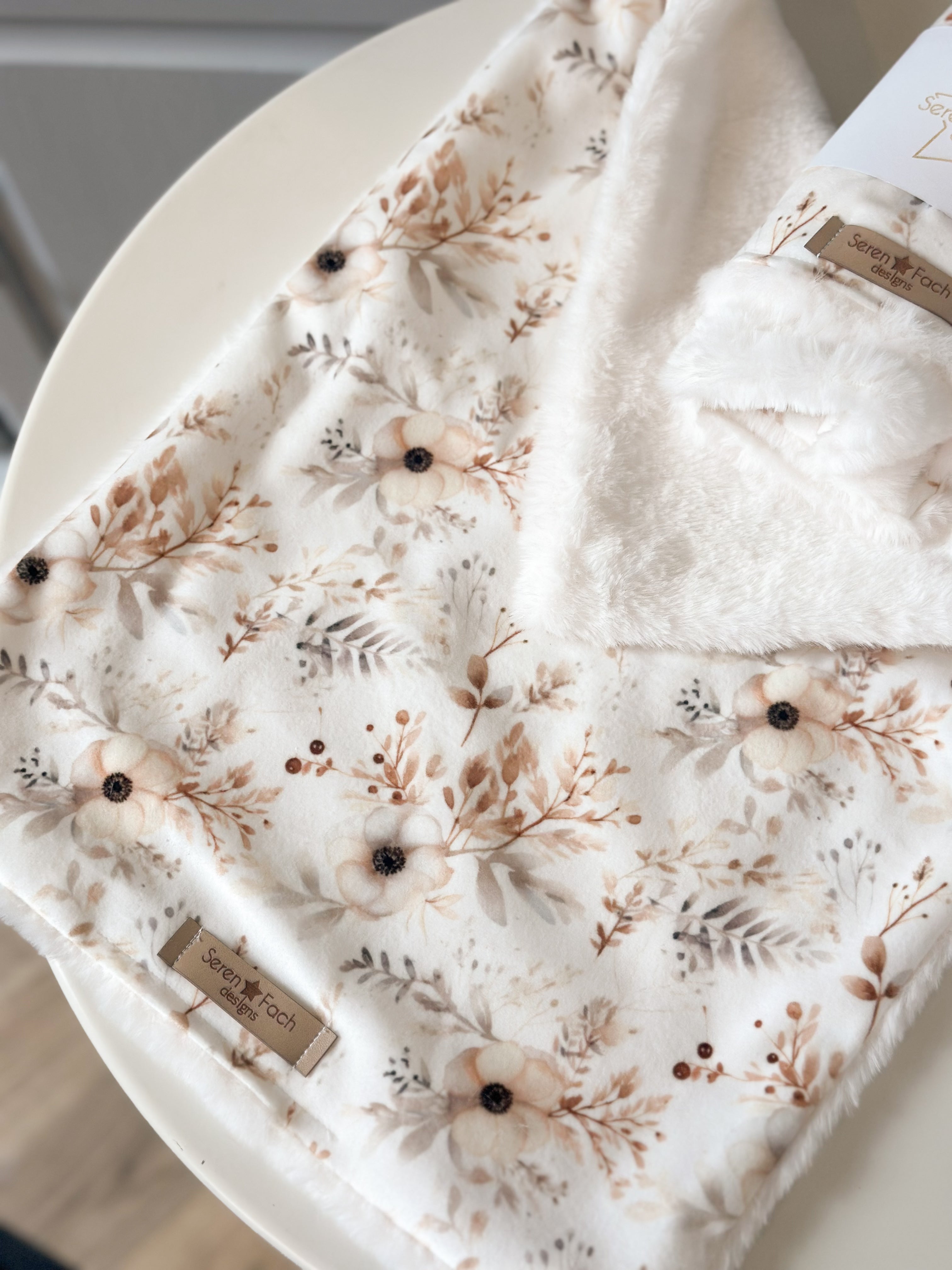Neutral flower cuddle comforter