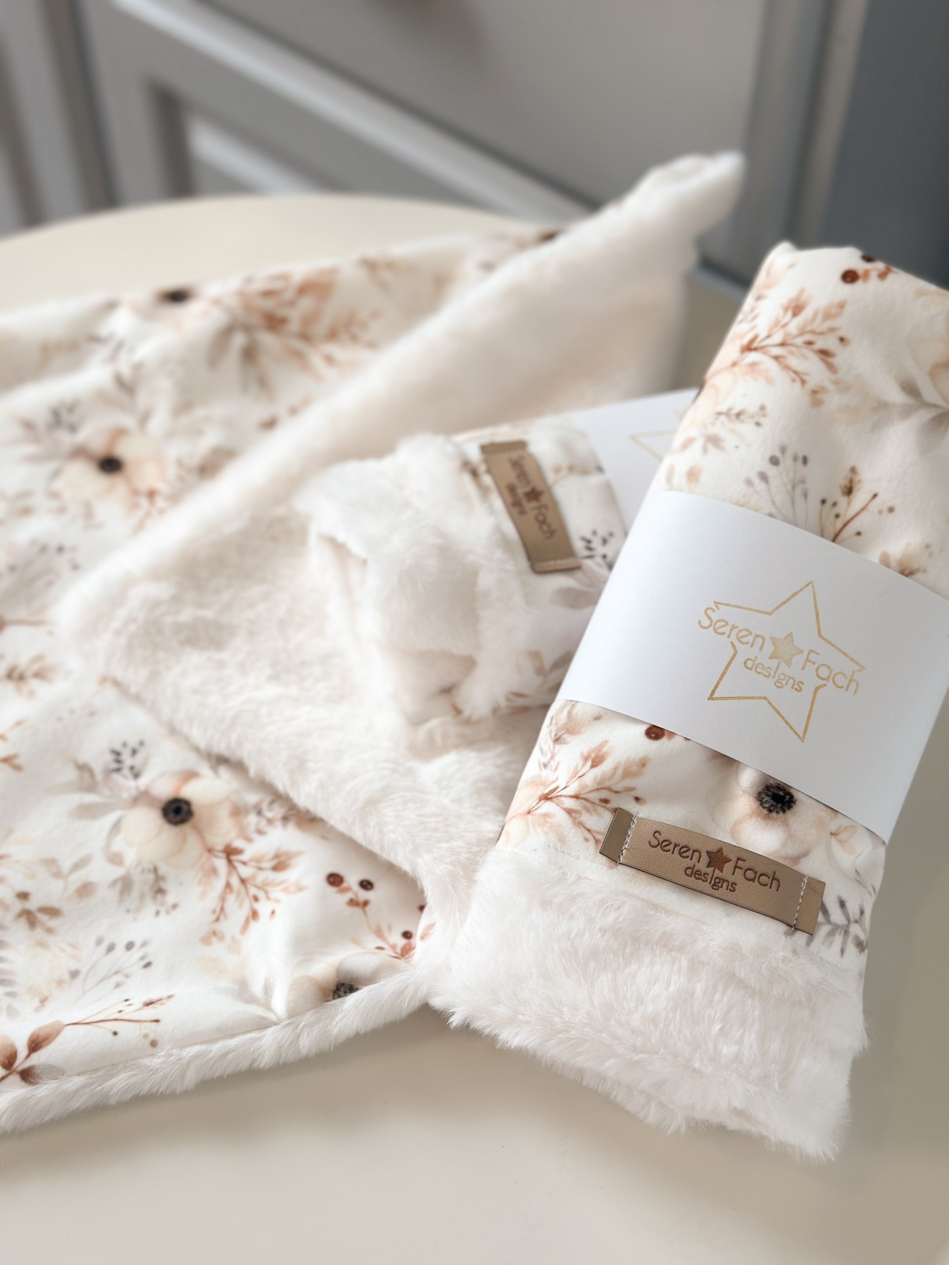 Neutral flower cuddle comforter