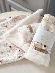 Neutral flower cuddle comforter