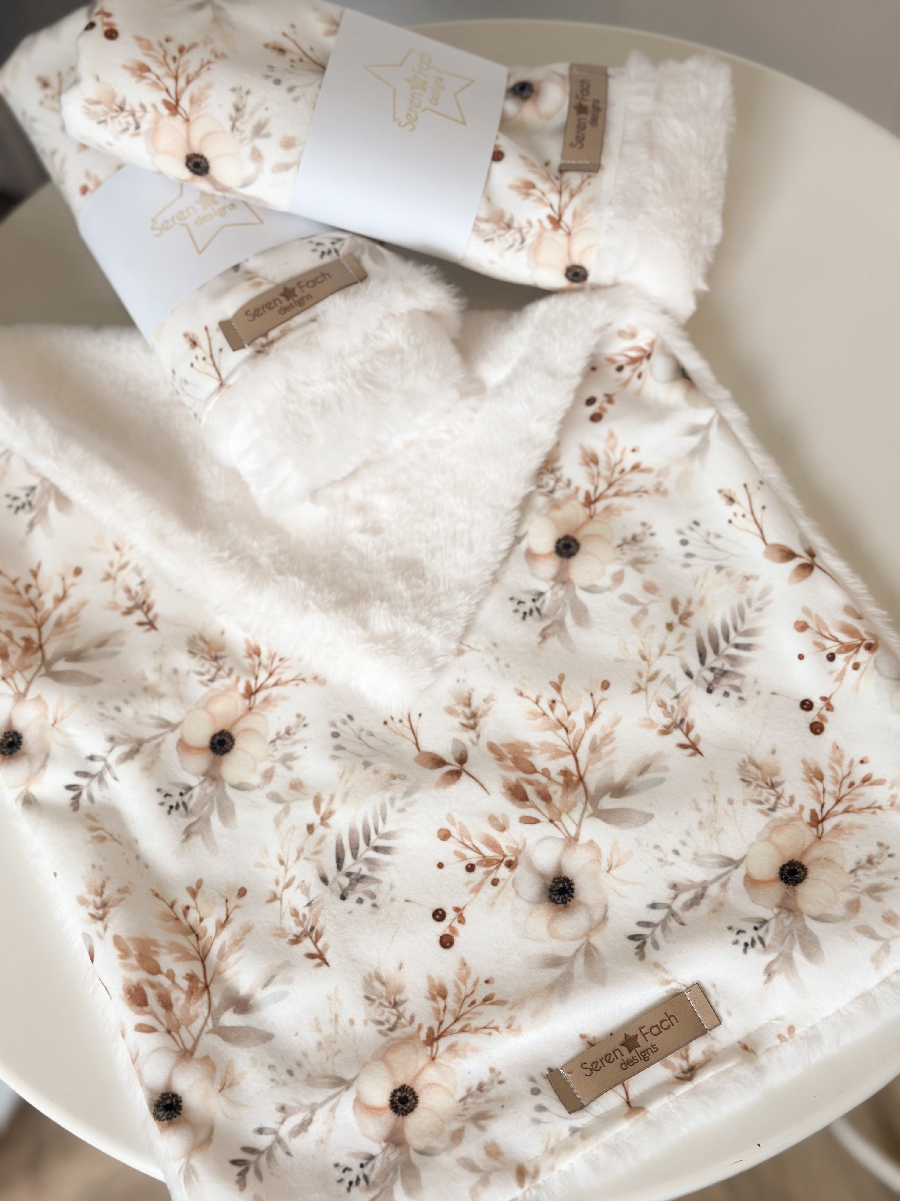 Neutral flower cuddle comforter