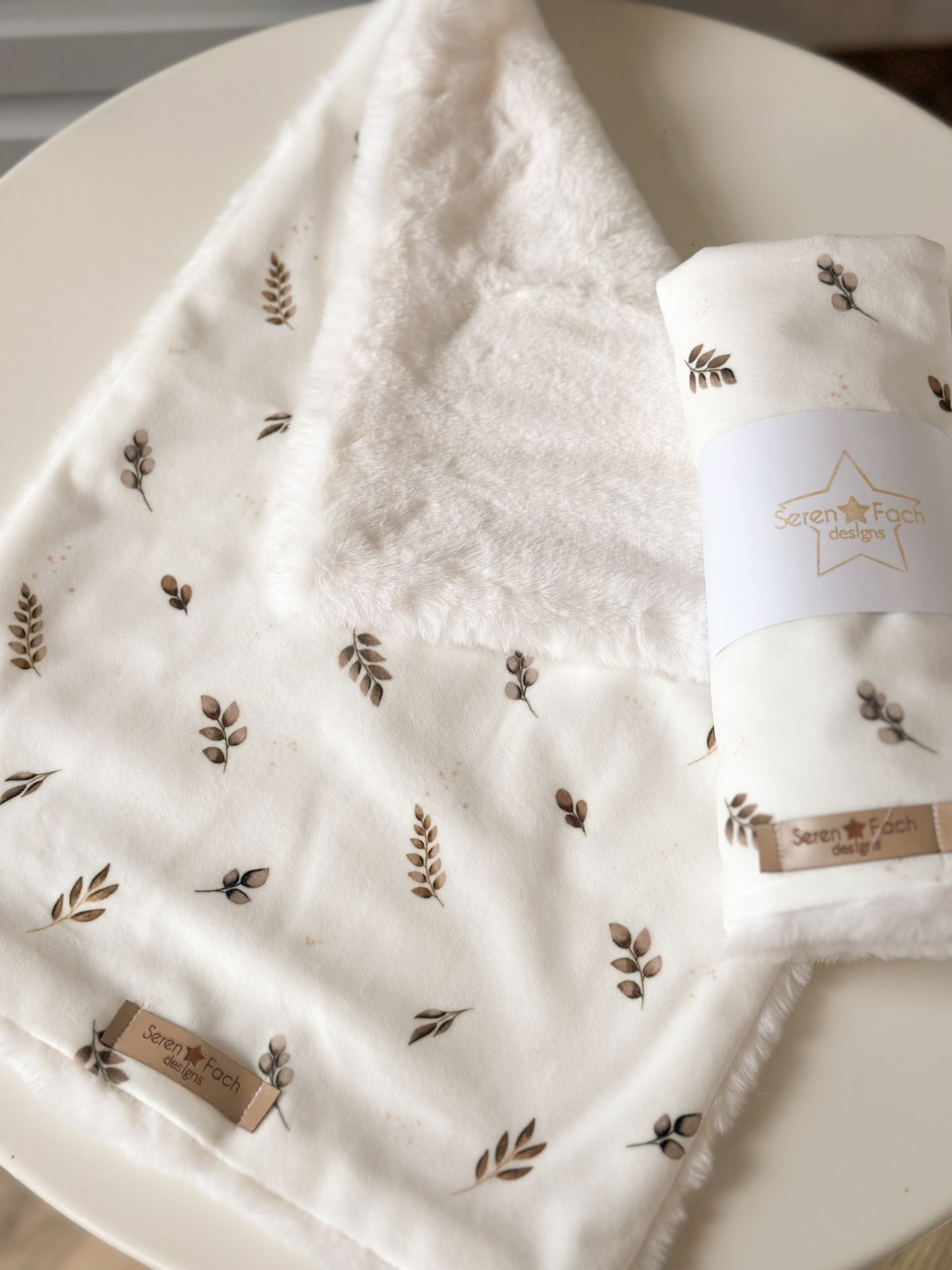 Neutral leaf cuddle comforter